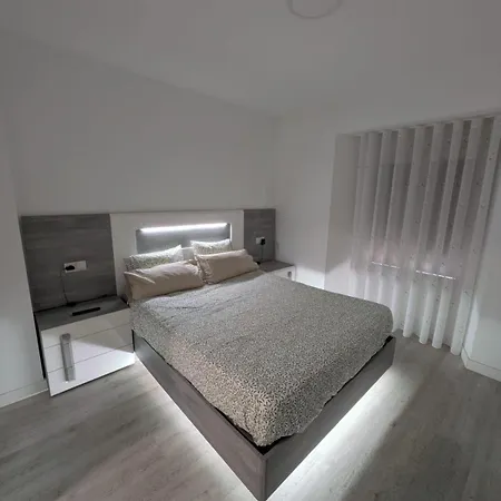 Spacious And Bright Downtown In Lejlighed