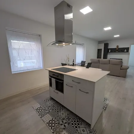 Spacious And Bright Downtown In * בילבאו